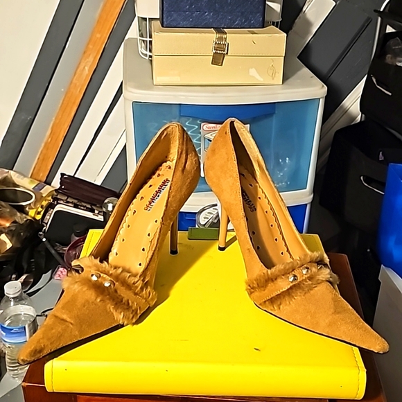 New Suede w/Fur Designer Shoes by Dangerous, Sz 8, Tan, Pointy Toe, 3" Heel - Picture 5 of 11